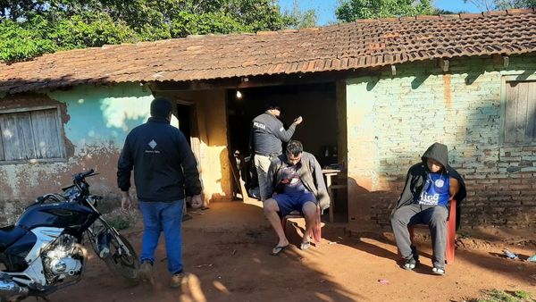 Un ex policía y otro hombre son detenidos por asalto en Misiones