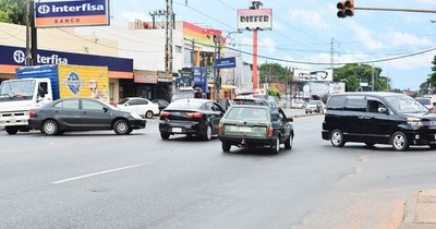La Nación / Motochorros aprovechan cuando semáforos están en rojo para robar