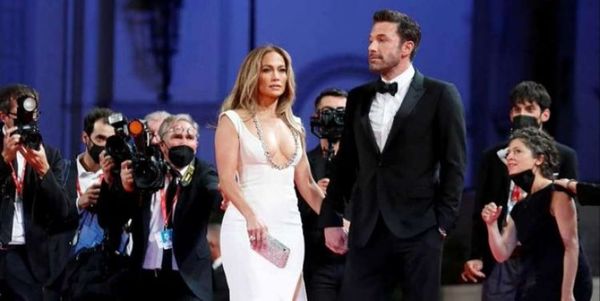 Jennifer López deslumbra en la alfombra roja de Venecia