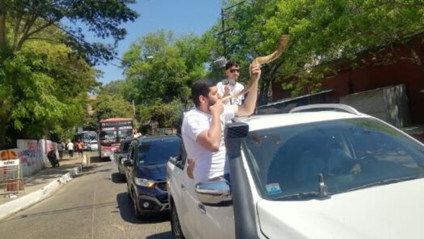 Profeta y sus fieles se manifiestan frente a Muni de Lambaré por cierre de iglesia