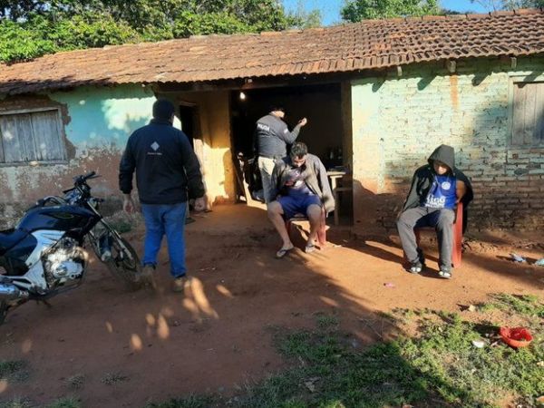Ex policía con antecedentes y otro hombre son detenidos por asalto en Misiones