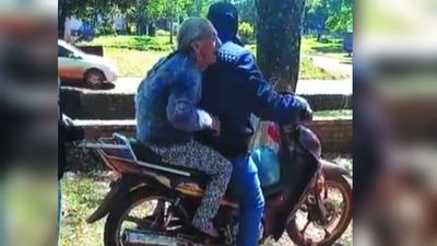 Abue viajó 6 kilómetros en moto para exigir pensión