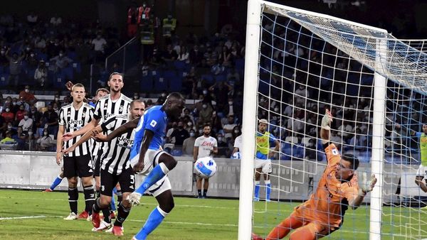 Juventus se autodestruye ante el Napoli