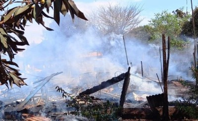 Incendio redujo a cenizas una vivienda de madera