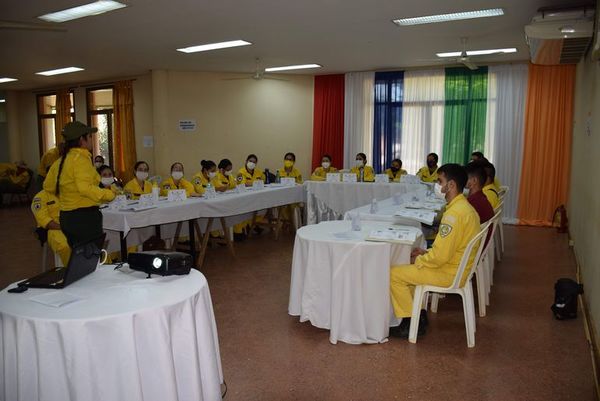 Bomberos se capacitan en técnicas de combate contra incendios forestales en San Juan Nepomuceno - Nacionales - ABC Color