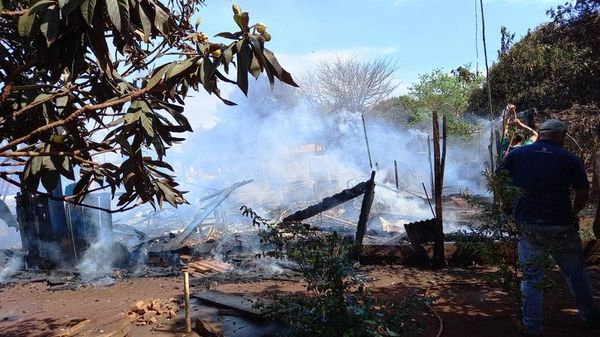 Incendio consume por completo una vivienda en Puerto Indio - ABC en el Este - ABC Color
