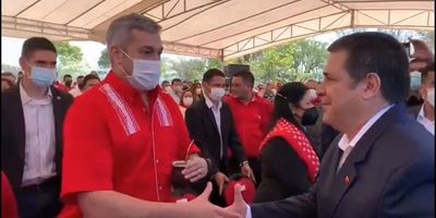 Corto e incómodo abrazo republicano - El Independiente
