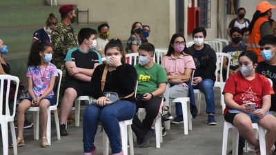 Instan a inmunizar también a los menores sin enfermedades de base