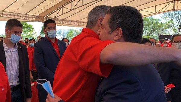 El abrazo entre Cartes y Marito en  festejo fue forzado y rápido