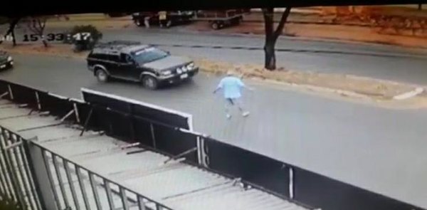 Crónica / [VÍDEO] Furioso peatón tajeó vaikue a un conductor