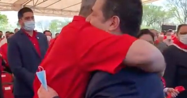 La Nación / En aniversario de la ANR, Cartes y Abdo se dan el abrazo republicano