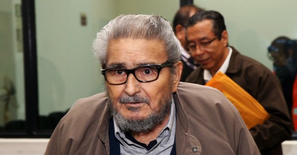 La Nación / Muere Abimael Guzmán en prisión: el profesor universitario que incendió Perú