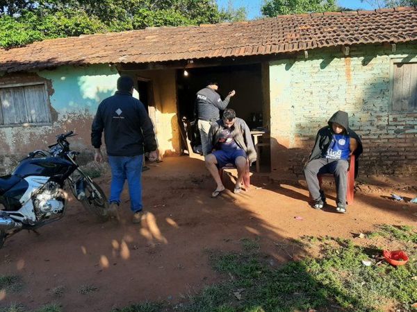 Ex policía con antecedentes y otro hombre son detenidos por asalto en Misiones - Noticiero Paraguay