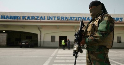 La Nación / Pese al miedo, las mujeres vuelven al trabajo en el aeropuerto de Kabul