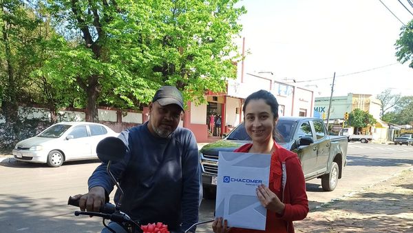 Regaló una moto a su papá del corazón por ayudarle a estudiar