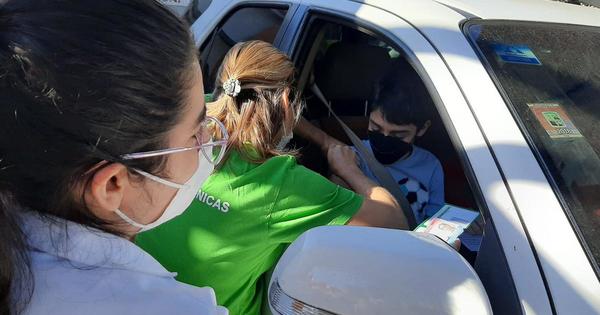 Hospital de Clínicas inmunizó a 300 adolescentes con comorbilidades