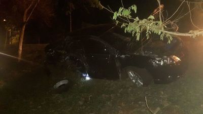 Automóvil pierde una rueda en plena marcha y choca contra un árbol
