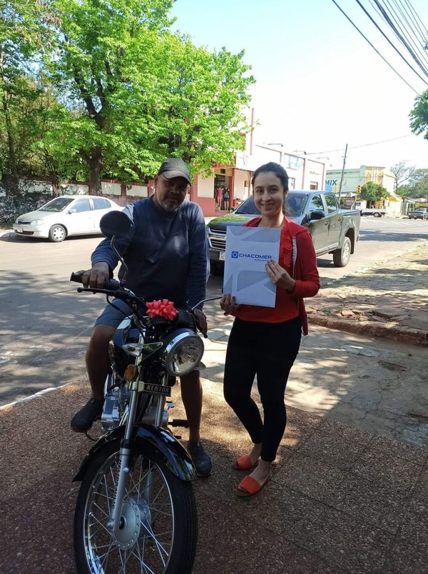 Crónica / Pegando zapatos cumplió el sueño de su hijastra y ella le pagó regalándole una súper moto