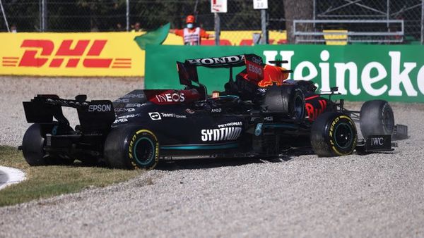 Coche de seguridad en pista por accidente de Verstappen y Hamilton - El Independiente