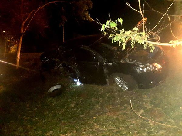 Vehículo pierde la rueda en plena marcha y provoca accidente - ABC en el Este - ABC Color