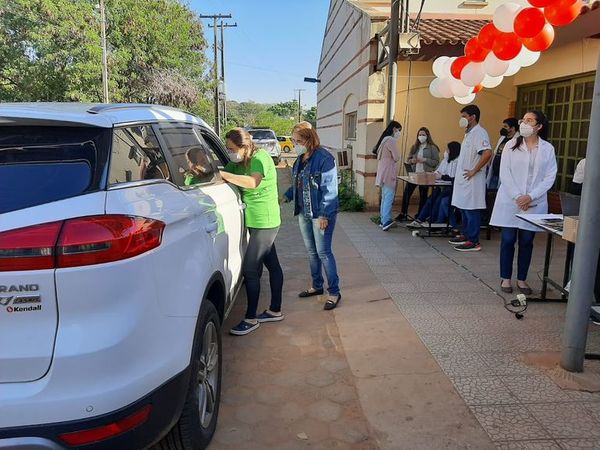 Unos 300 adolescentes se inmunizaron ayer en el Hospital de Clínicas - Nacionales - ABC Color