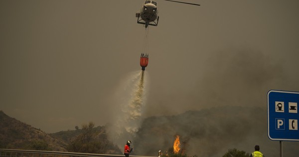 La Nación / Continúa el devastador incendio en Málaga