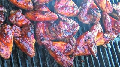 Las alitas de pollo "anticrisis" conquistan las parrillas