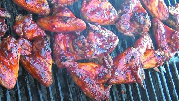 Las alitas de pollo "anticrisis" conquistan las parrillas