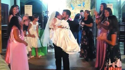 Llegó en silla de ruedas al altar y dio el "sí"
