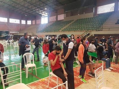 Más de 1.000 adolescentes recibieron la vacuna antiCOVID en una jornada - ABC en el Este - ABC Color