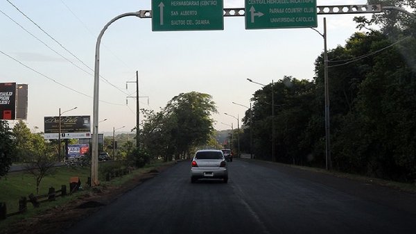 Alto Paraná: Vehículo perdió una rueda y chocó contra un árbol | Noticias Paraguay