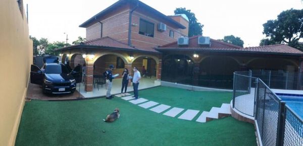 Fiscales allanaron lujosas viviendas de funcionarios de Aduanas