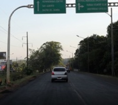 Alto Paraná: Vehículo perdió una rueda y chocó contra un árbol - Paraguay.com
