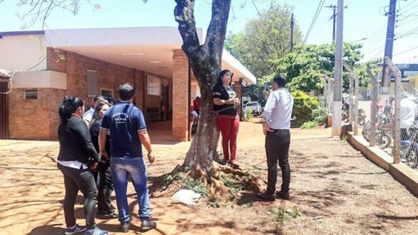 Pobladora se ENCADENA para pedir más médicos en FRANCO