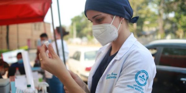 Rezagados de 20 a 49 años siguen postergados para la primera dosis
