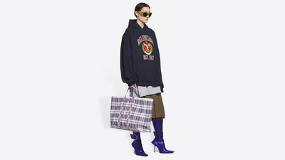 Entre memes y asombro: Balenciaga pone a la venta un «bolso de mercado» por más de 2.000 dólares