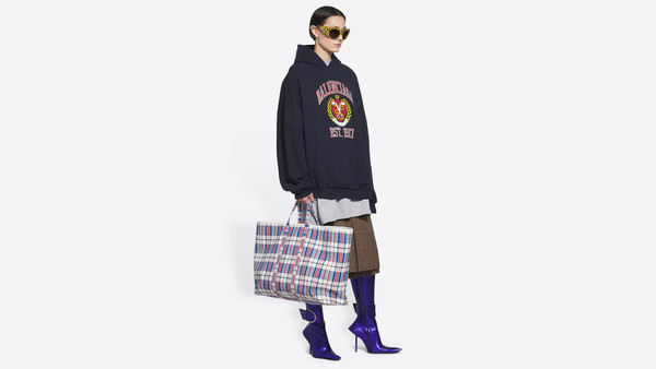 Entre memes y asombro: Balenciaga pone a la venta un «bolso de mercado» por más de 2.000 dólares