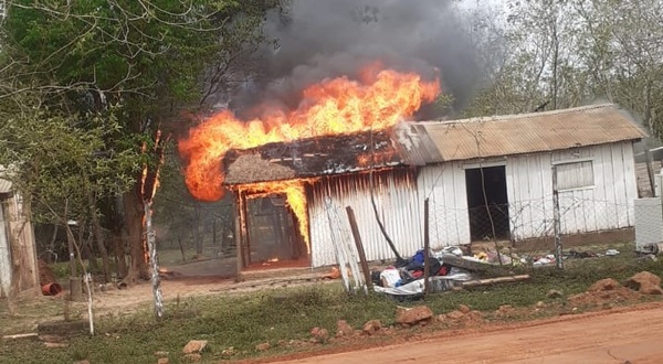 Incendio consume totalmente una vivienda en Coronel Oviedo - Noticiero Paraguay