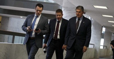 La Nación / Senador demócrata lanza nueva advertencia sobre costos de plan de inversión de Biden