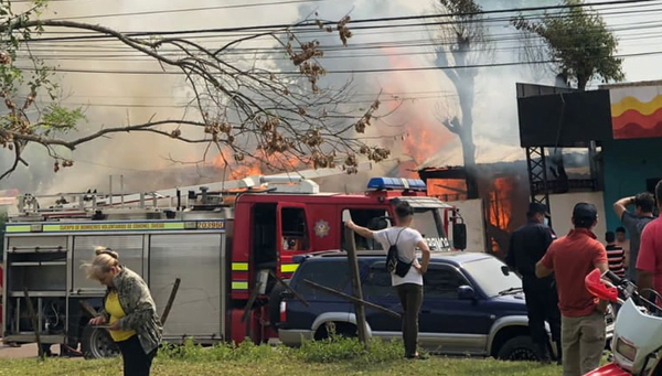 Incendio de vivienda en el barrio 12 de Junio - Noticiero Paraguay