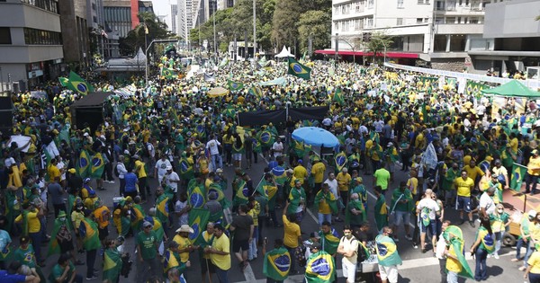 La Nación / Cientos protestan contra Bolsonaro en Brasil tras semana de tensiones