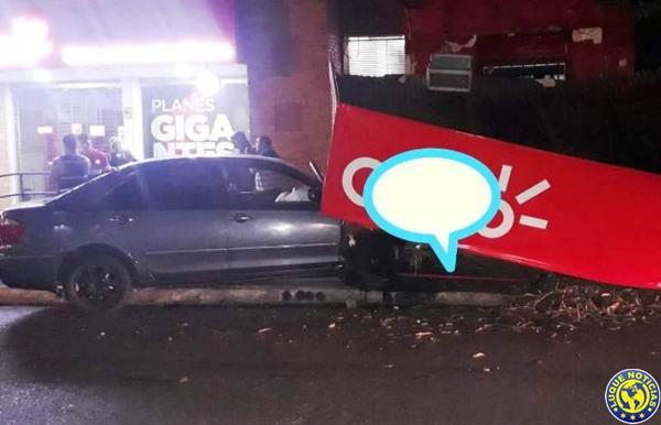 Automovilista desaparece tras causar destrozos en un comercio de Luque •