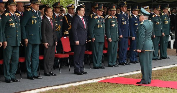 La Nación / Cartes felicita a las Fuerzas Armadas en su día