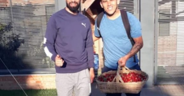 La Nación / Juega en la División Intermedia y vende frutillas y verdeos para subsistir