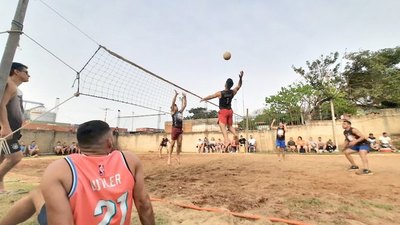 Crónica / COLOR ROSA PUROITE. Torneo gay de vóley fue un éxito