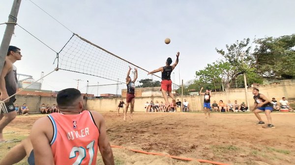 Crónica / COLOR ROSA PUROITE. Torneo gay de vóley fue un éxito