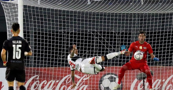 La Nación / Apareció el “Mago” Mendieta y desequilibró el clásico