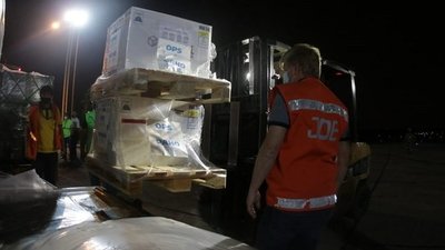 Arriban 306.900 dosis de AstraZeneca donada por España | Noticias Paraguay