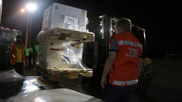 Arriban 306.900 dosis de AstraZeneca donada por España | Noticias Paraguay