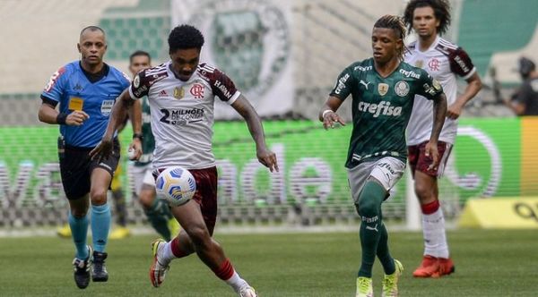 El Flamengo golea al Palmeiras y agita la liga en Brasil